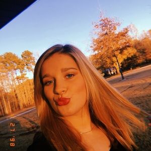 Meet your Posher, Chloe